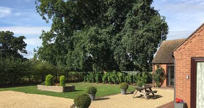 OAK TREE LODGE IS A BRIGHT SPACIOUS BARN CONVERSION NR STRATFORD UPON AVON