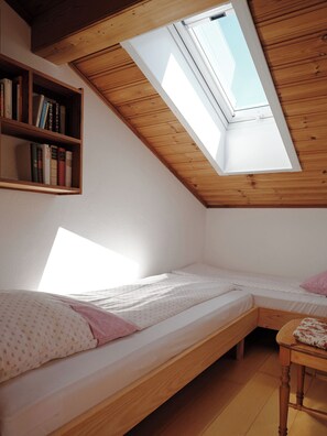 2 bedrooms, internet, bed sheets