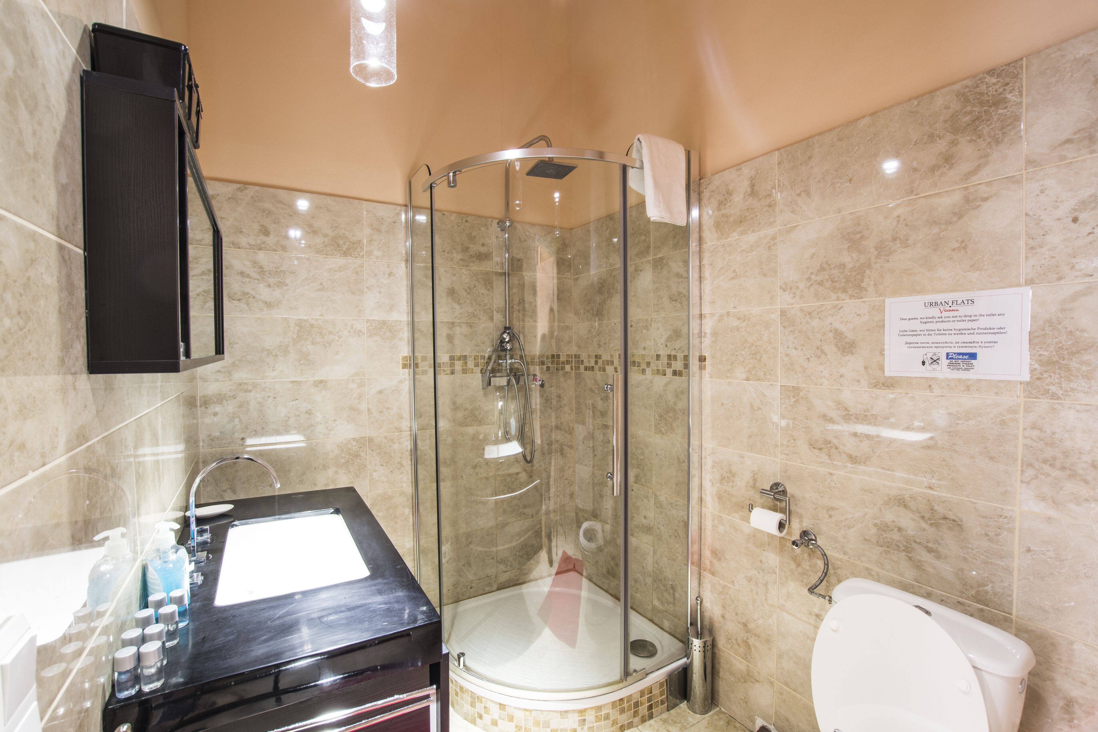 Dusche, Haartrockner, Handtücher, Seife