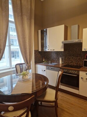 Fridge, microwave, oven, stovetop - 60m² classic apartment for 2-4 people in the inner city (Innere Stadt)