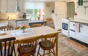 Kylskåp, mikrovågsugn, spishäll och diskmaskin