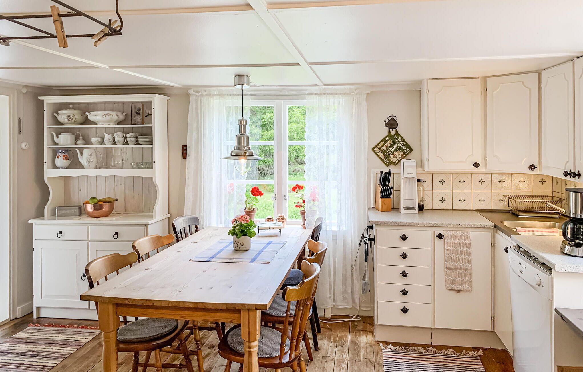 Réfrigérateur, plaque de cuisson, lave-vaisselle, cafetière/bouilloire