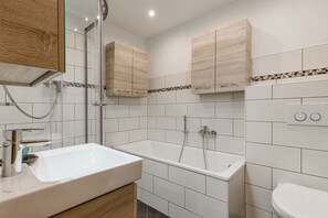 Badewanne, Haartrockner, Handtücher