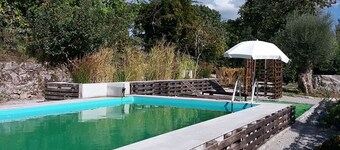 Plattelandshuis met tuin en natuurlijk zwembad.