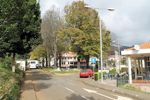 Parkeerplaatsen op het terrein, auto aanbevolen