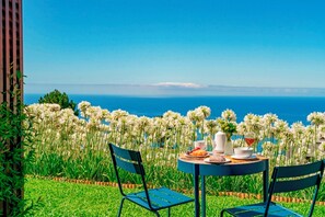 Outdoor dining - In peaceful Prazeres | Qta. Inácia Hibiscus Studio (Prazeres)