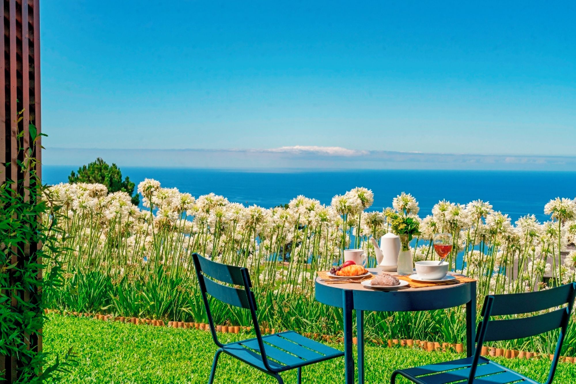 Una mesa con un menú y vista al mar.