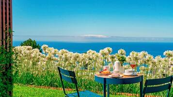 Una mesa con un menú y vista al mar.