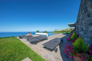 Terrace/patio - In peaceful Prazeres | Qta. Inácia Hibiscus Studio (Prazeres)