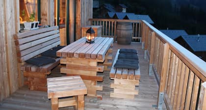 La cabane à la montagne vous invite à la randonnée, au ski et à la détente ....