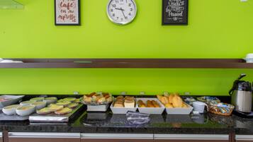 Café da manhã com buffet grátis todos os dias