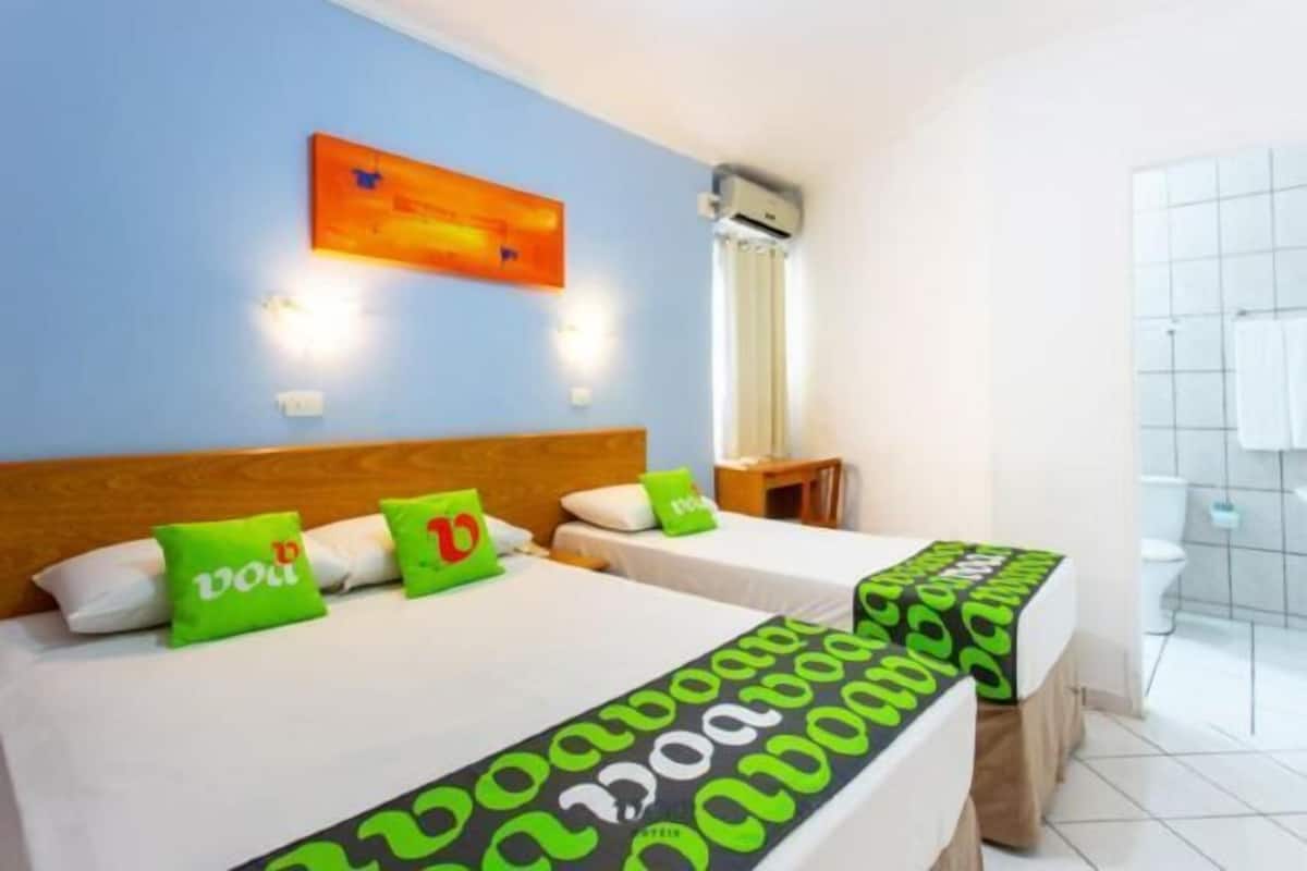 Minibar, skrivbord, gratis wi-fi och sÀngklÀder