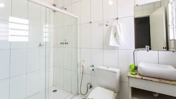 Standard Quadruple Room | Bathroom | Shower, free toiletries, hair dryer, bidet
