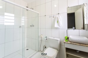 Quadrupla Standard | Bagno | Doccia, set di cortesia gratuito, asciugacapelli, bidet