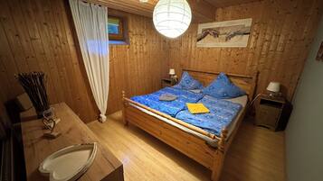 2 bedrooms, internet, bed sheets