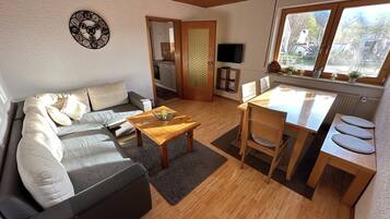 Fernseher, Tischtennisplatte