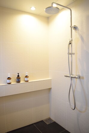 标准房 | 浴室 | 淋浴设施、免费洗浴用品、吹风机、拖鞋