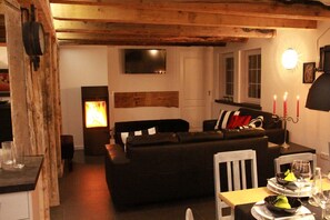 Flat-screen TV, fireplace