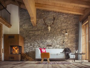TV, fireplace - Aplin-style mountain apartment Oui with a fantastic view of the mountains and the Lech Valley (Elbigenalp)