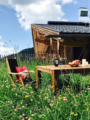 Outdoor dining - Aplin-style mountain apartment Oui with a fantastic view of the mountains and the Lech Valley (Elbigenalp)