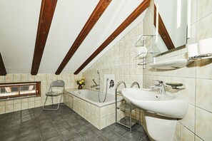 Bathtub, hair dryer, towels - Dachgeschoss-Ferienwohnung (5) (Reit im Winkl)