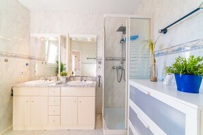 Badewanne, Haartrockner, Handtücher