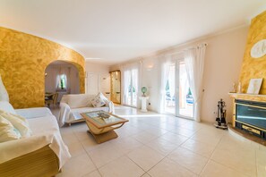 Televisie en een open haard