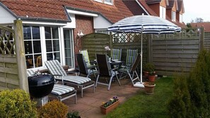 Outdoor dining - Vacation home near the beach, sun terrace, 6p, Weber grill, e-bikes, wifi, TV... (Dornum)