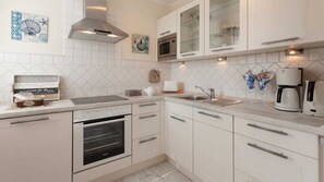 Een koelkast, een magnetron, een oven, een vaatwasser