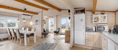 ثلاجة، موقد طهي مسطح، غسالة أطباق، ماكينة لصنع القهوة/الشاي