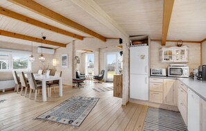 Kylskåp, mikrovågsugn, spishäll och diskmaskin
