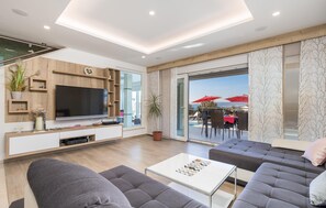 TV, DVD-spiller, fotballspill og bordtennis