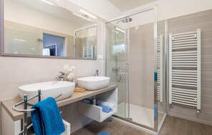 Combined shower/bathtub - Nice home in Punat with sauna (Punat)