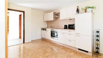 Refrigerador, parrilla de estufa, lavavajillas y cafetera y tetera