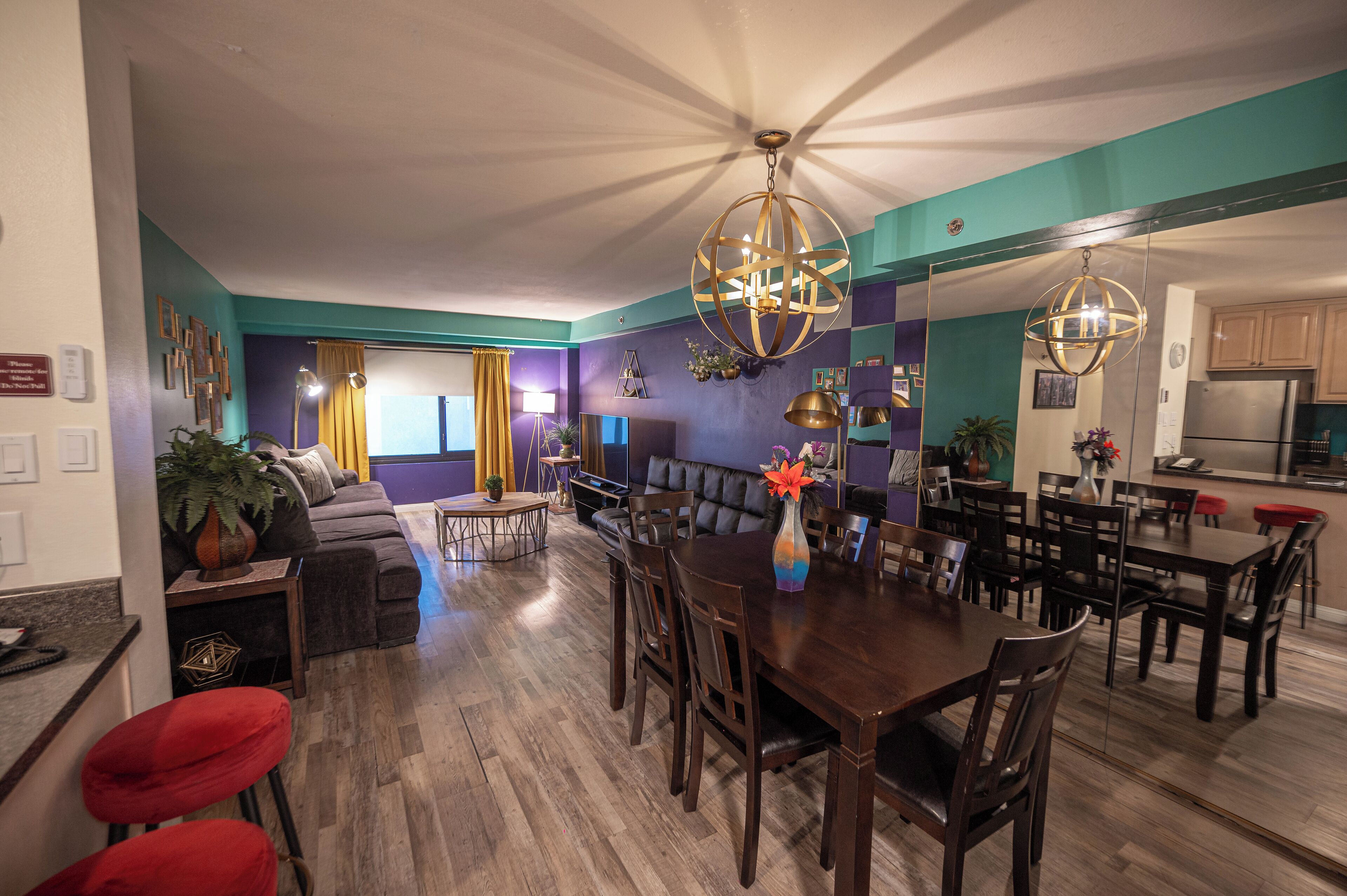 Departamento superior, varias camas, para no fumadores | Área de sala de estar | Televisión de pantalla plana y reproductor de DVD 