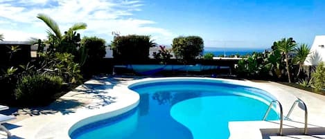 Una piscina al aire libre, una piscina climatizada