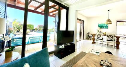 Récemment rénové, emplacement privilégié, Playa Blanca, piscine privée, vue sur la mer, près de la plage, WiFi, SAT