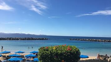 Plage à proximité, chaises longues, serviettes de plage