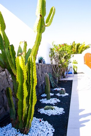 Property grounds - Exclusive location, Playa Blanca, heated pool, sea views, near the beach, WiFi (Playa Blanca)