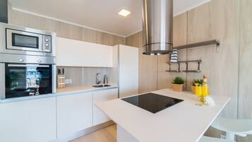 Een koelkast, een magnetron, een oven, een vaatwasser