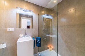 Dusche, Haartrockner, Handtücher
