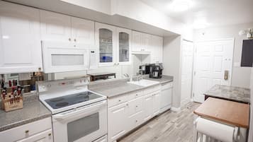Superior Apartment | Private kitchen | Full-sized fridge, microwave, oven, stovetop