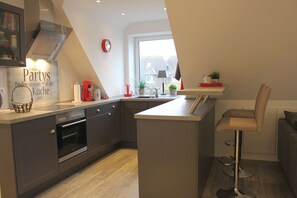 Kjøleskap, ovn, kokeplater og oppvaskmaskin