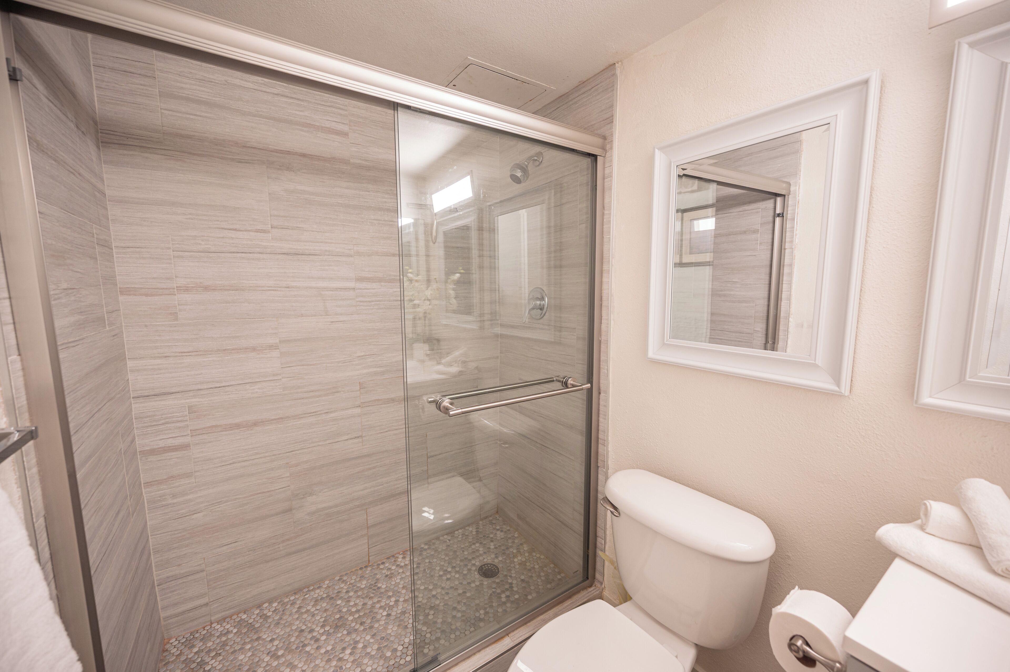 Ensemble douche/baignoire, serviettes fournies