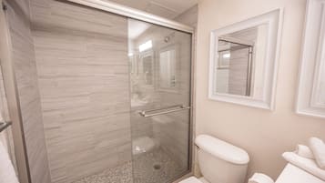 Ensemble douche/baignoire, serviettes fournies