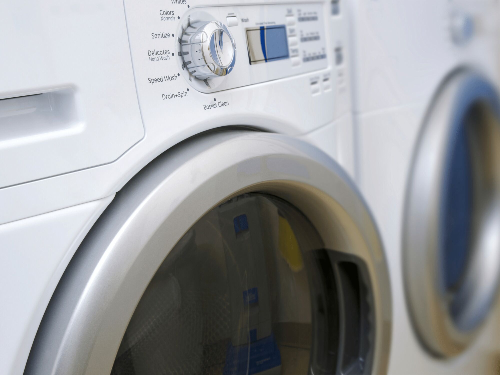 Voorweergave van een wasmachine met bedieningspaneel en deur.