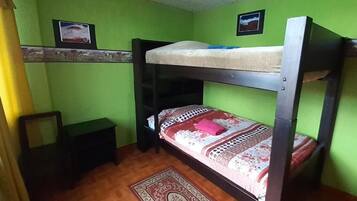 Habitación básica con 2 camas individuales, baño compartido | Caja de seguridad en la habitación, cortinas blackout y wifi gratis