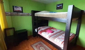 Kamar Twin Basic, kamar mandi umum | Brankas, tirai kedap cahaya, dan Wi-Fi gratis