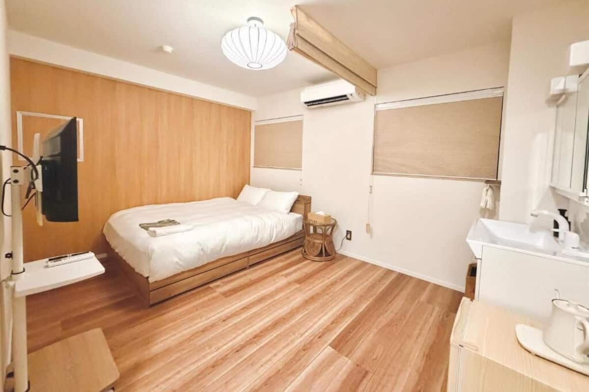 Ein Schlafzimmer mit Bett, Nachttisch und einer kleinen Nachttischlampe.