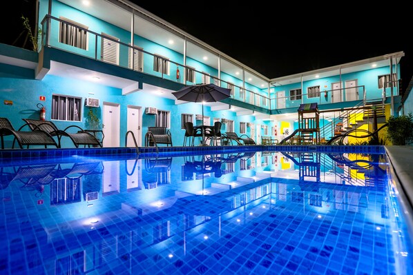 Piscina all'aperto, ombrelloni da piscina, lettini